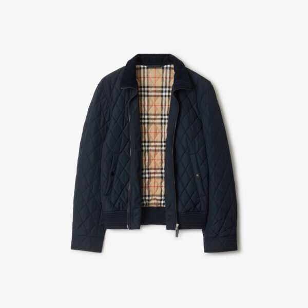 Men’s jackets are worn on both sides